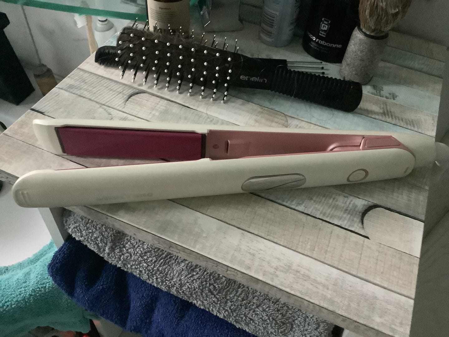 Customer photo review of Glätteisen mit Anti-Frizz-Effekt / Negativ-Ionen-Technologie / Für Locken & Glätten / 12 Temperaturstufen von 120 bis 230°C / Digitales Display / 360° drehbare Kabel