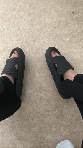 Customer photo review of HappyFlops