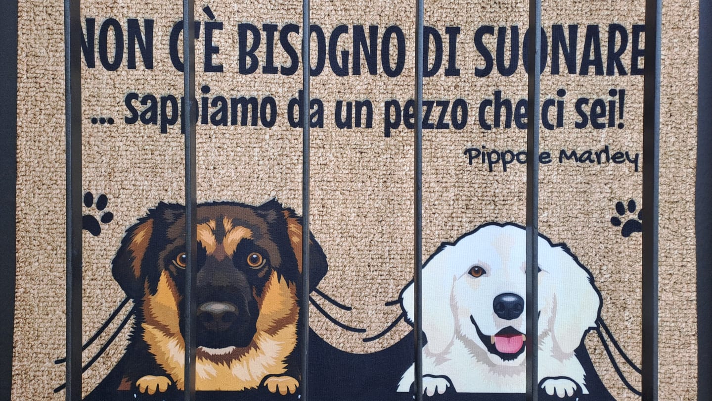 Customer photo review of Non c'è bisogno di suonare - Zerbino personalizzato