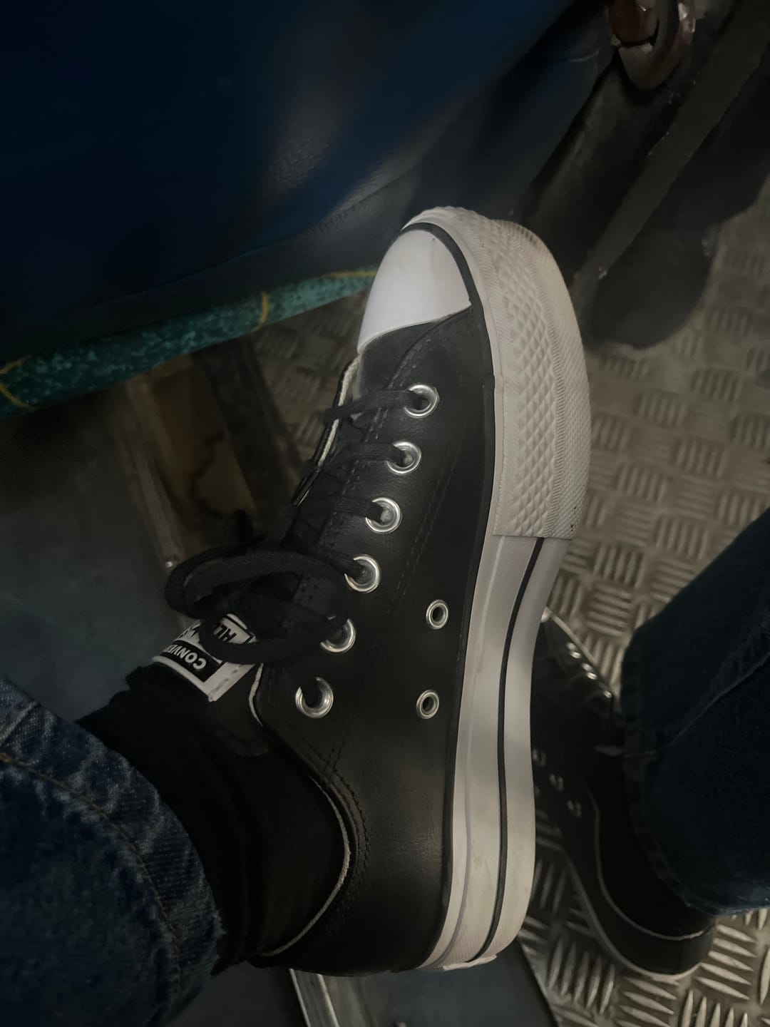 Customer photo review of Zapatilla Converse Chuck Taylor Plataforma Cuero Low Mujer Negro