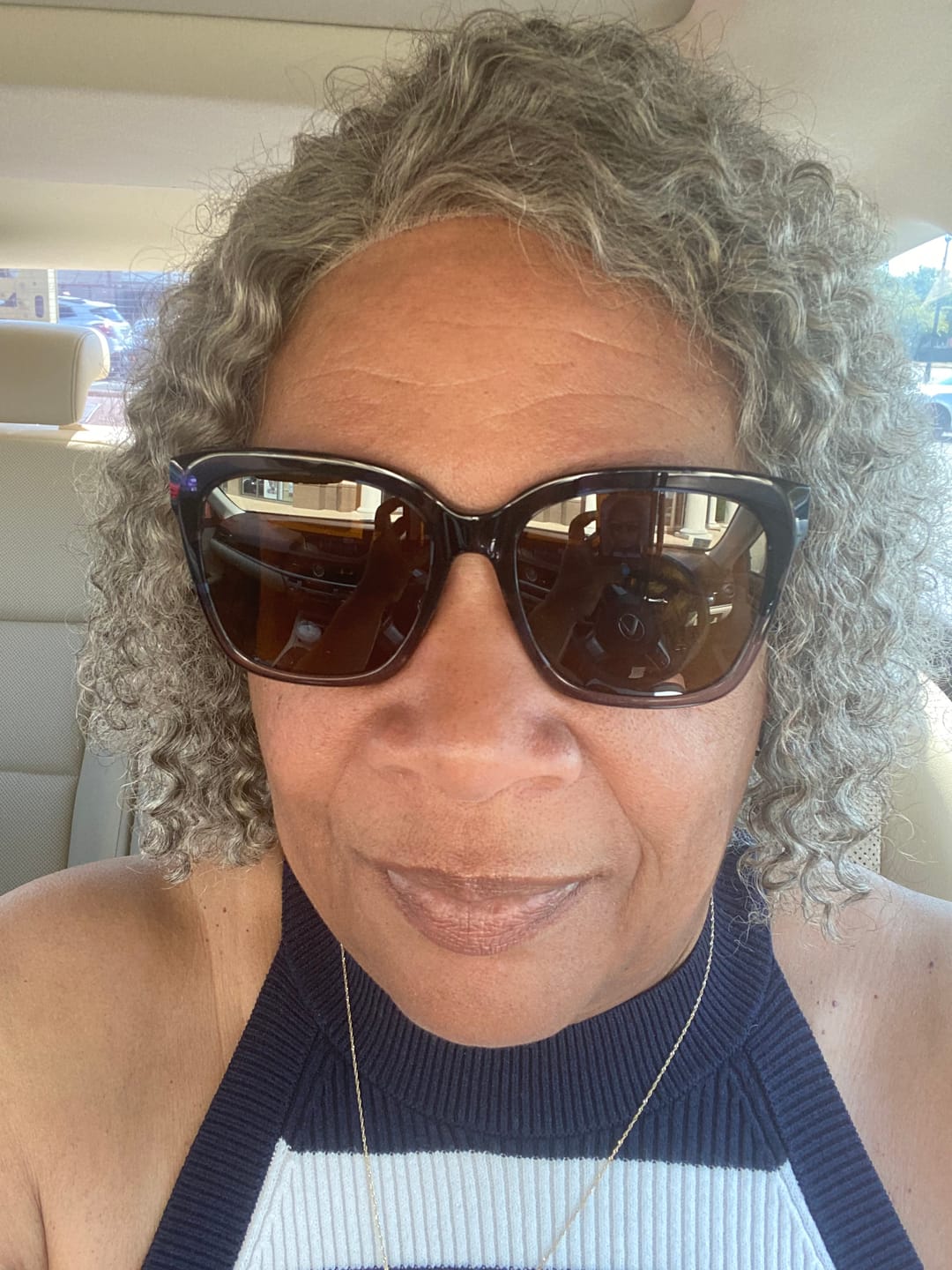 Customer photo review of Luvwin 5x5 Deep Curly Salt And Pepper Glueless Gray Color Pre-Cut Lace Bob Wig