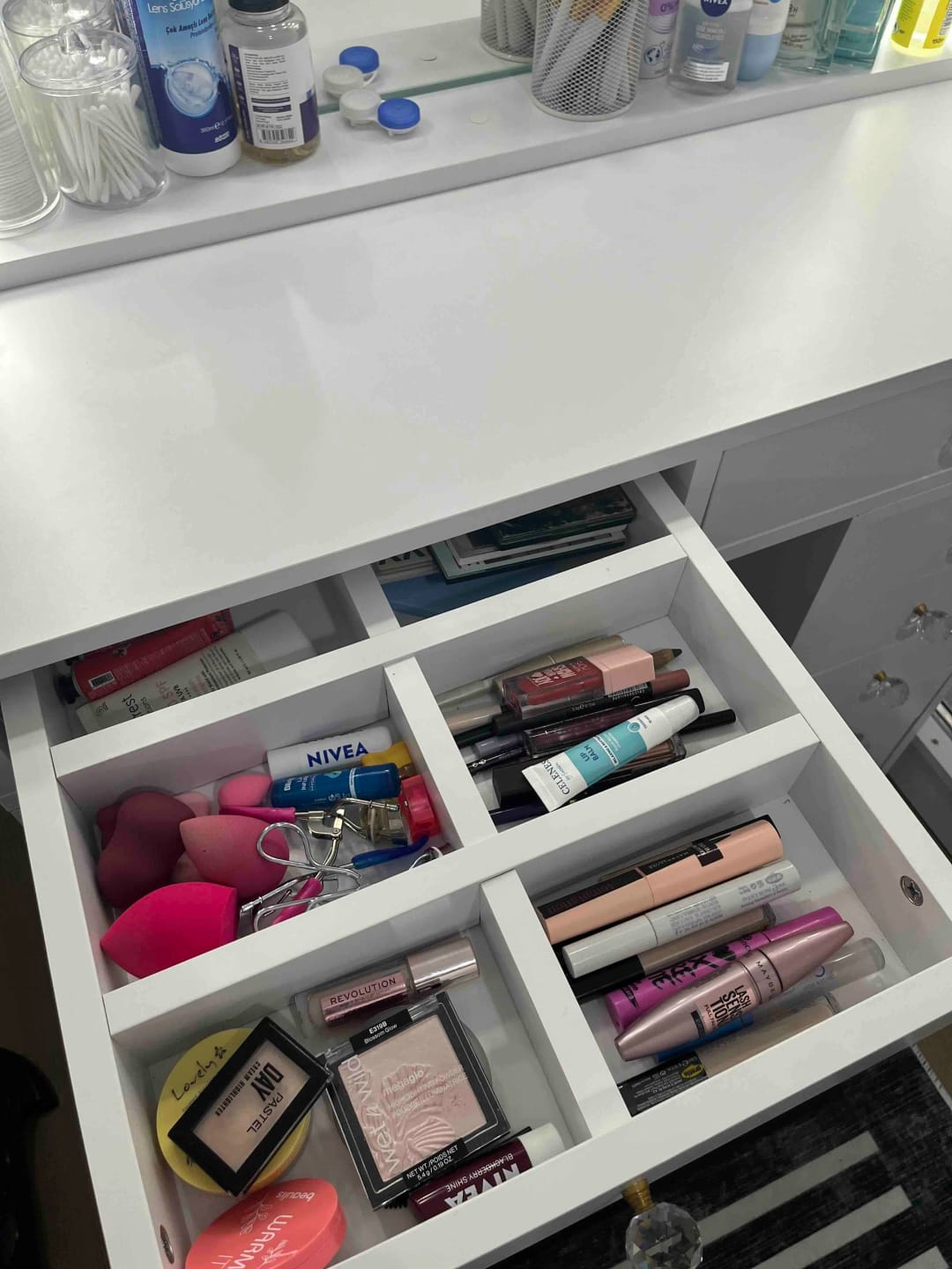 Customer photo review of Rani BJ115 Hollywood Işıklı Aynalı Kulis Makyaj Masası 7 Çekmeceli Takı Düzenleyici Beyaz