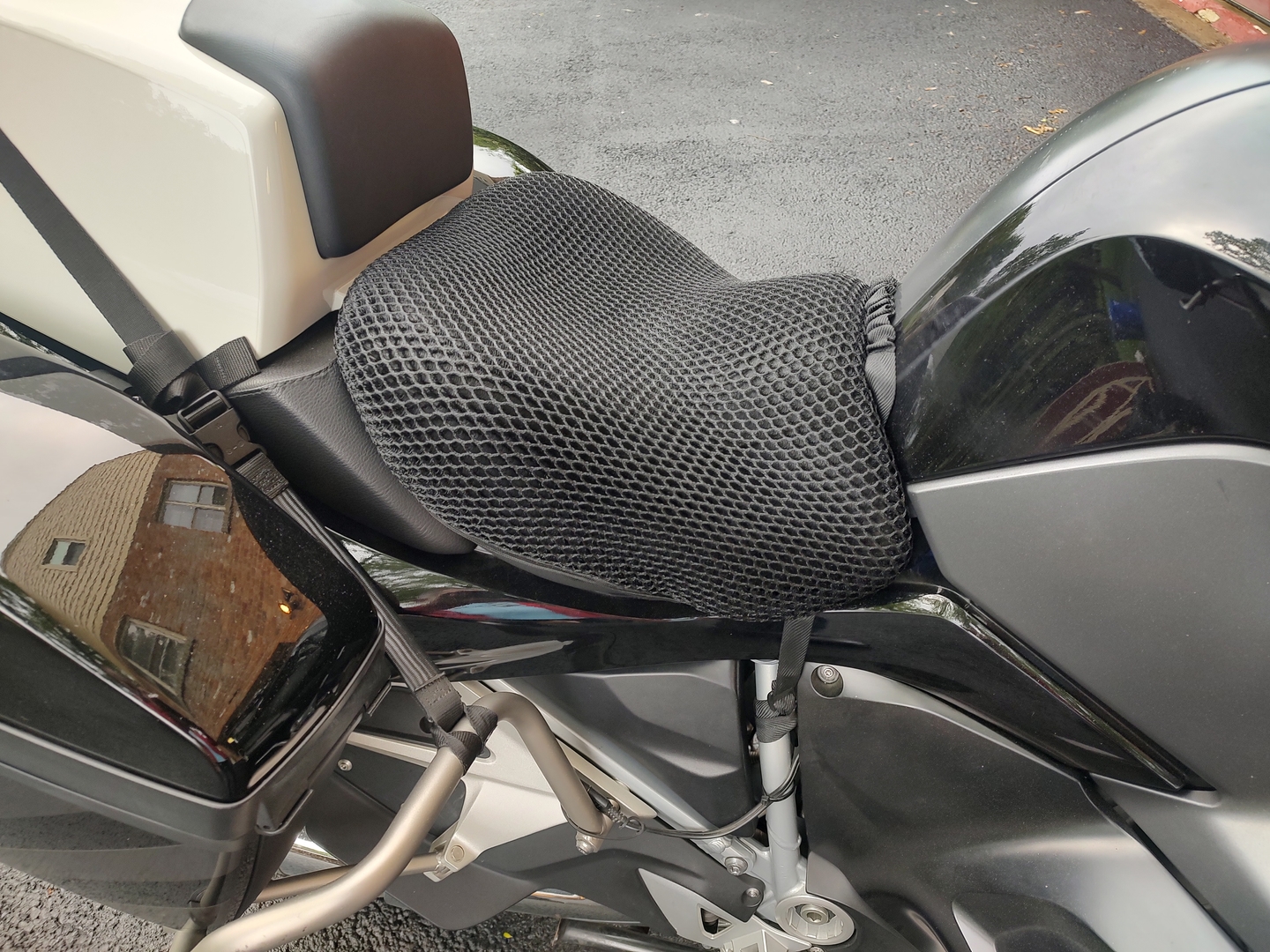 Wind Rider mesh seat cover on a BMW R 1200 RT