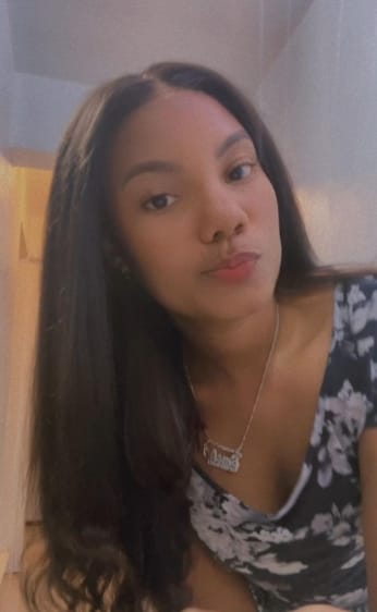 Customer photo review of MORE FACE Pre-bleached Kinky Straight Wear Go Glueless Wig 7x5 Pre-cut HD Lace Pre-plucked