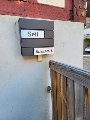 Customer photo review of AlbersDesign Briefkasten B4 anthrazit (RAL7016) personalisiert mit Edelstahl-Schildern