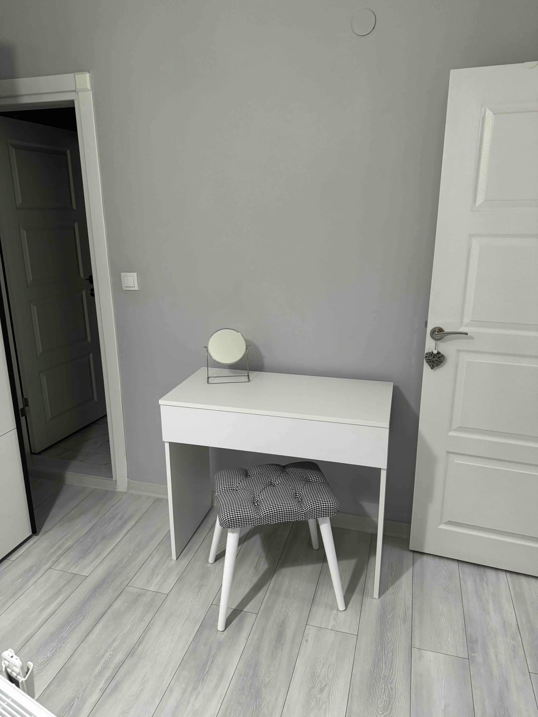 Customer photo review of Rani BM101 Puf Ahşap Ayaklı Tabure Siyah - Beyaz Kazayağı Desenli