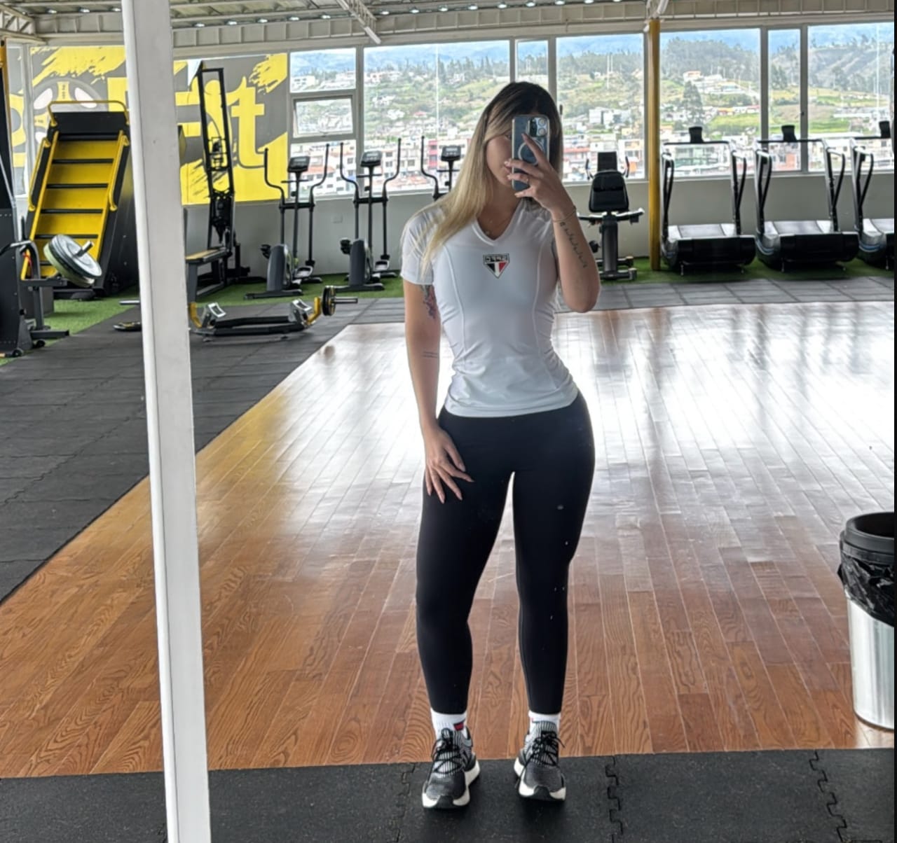 Customer photo review of SPFC - Camiseta Postural Feminina - Posture Shirt® Pullover Com Logo No Centro