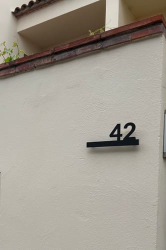 Customer photo review of Numero civico sagomato modello Line 01 Alluminio