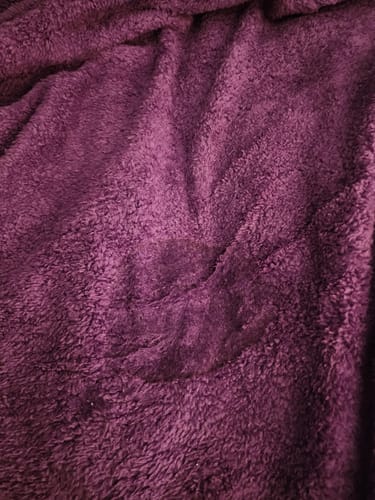 Coperta rosa su letto