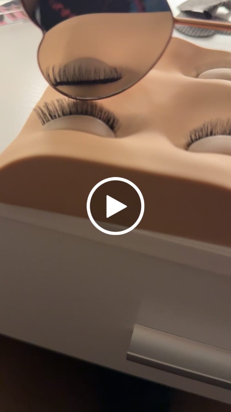Customer video review of Classic Lash Extensions 0.15mm