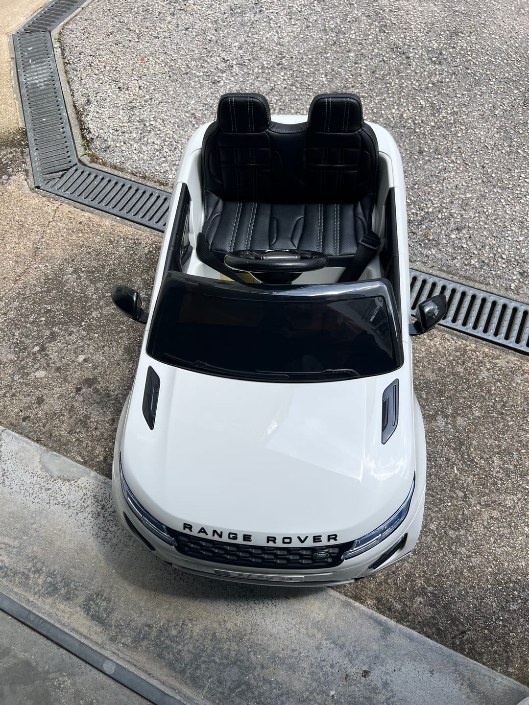 Customer photo review of Carro Elétrico para Criança RANGE ROVER EVOQUE 12v Branco c/ RODAS DE BORRACHA & ASSENTO EM PELE