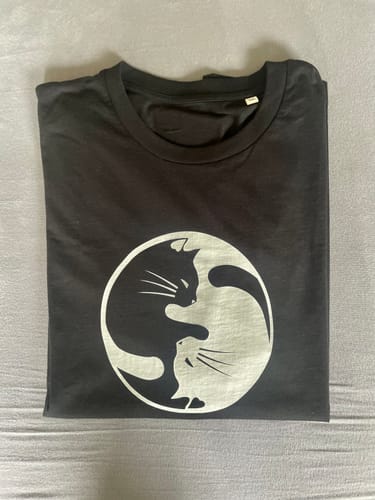 Customer photo review of Yin-yang Katzen Premium T-Shirt