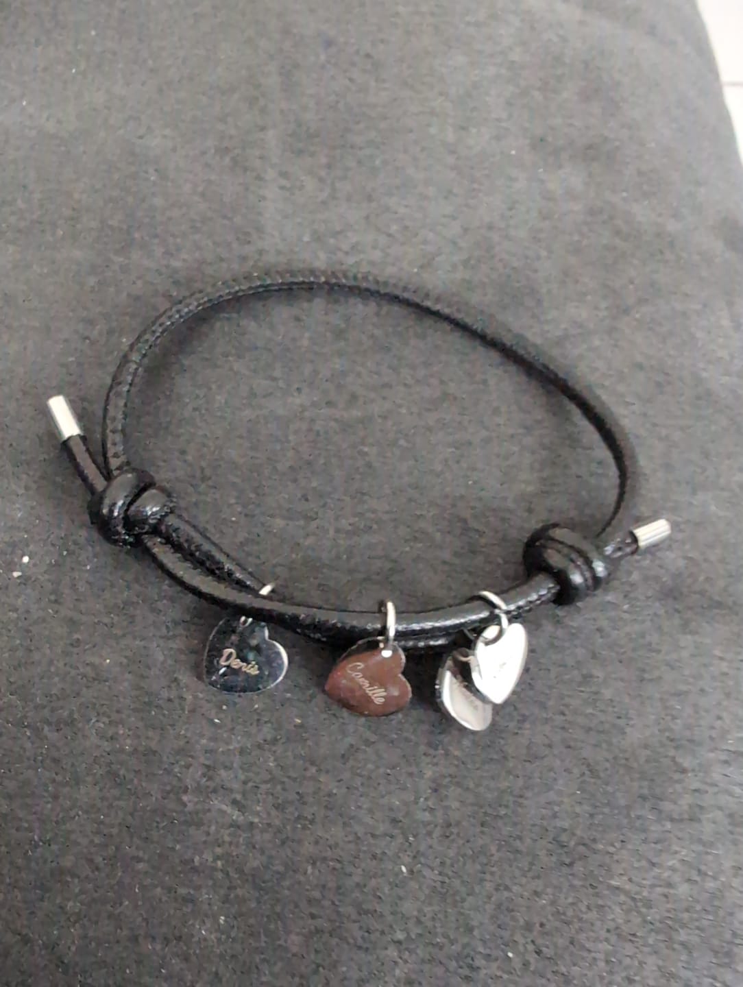 Customer photo review of Amis - Bracelet en cuir personnalisé