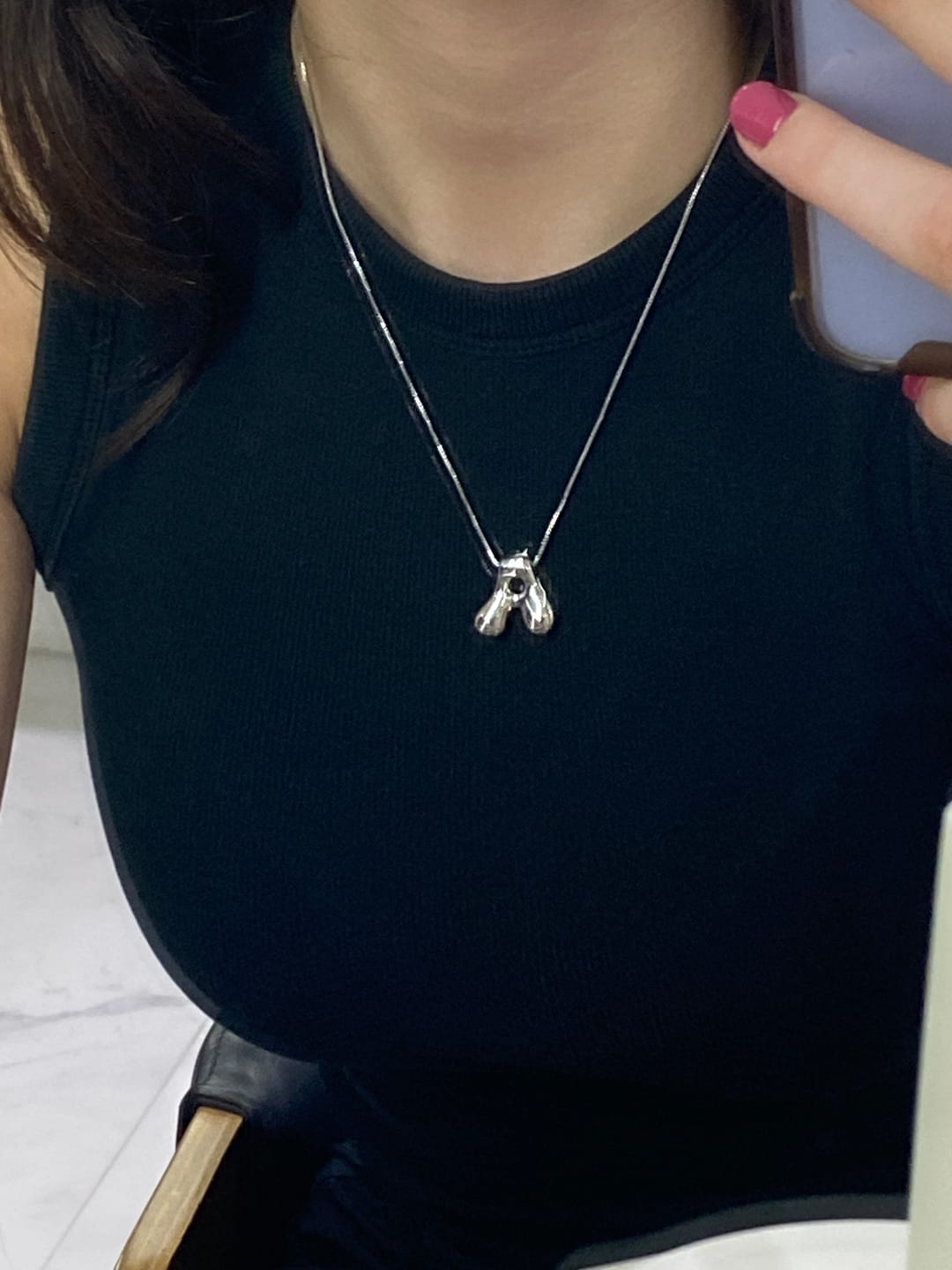 Customer photo review of Collar Inicial Bubble Plateado