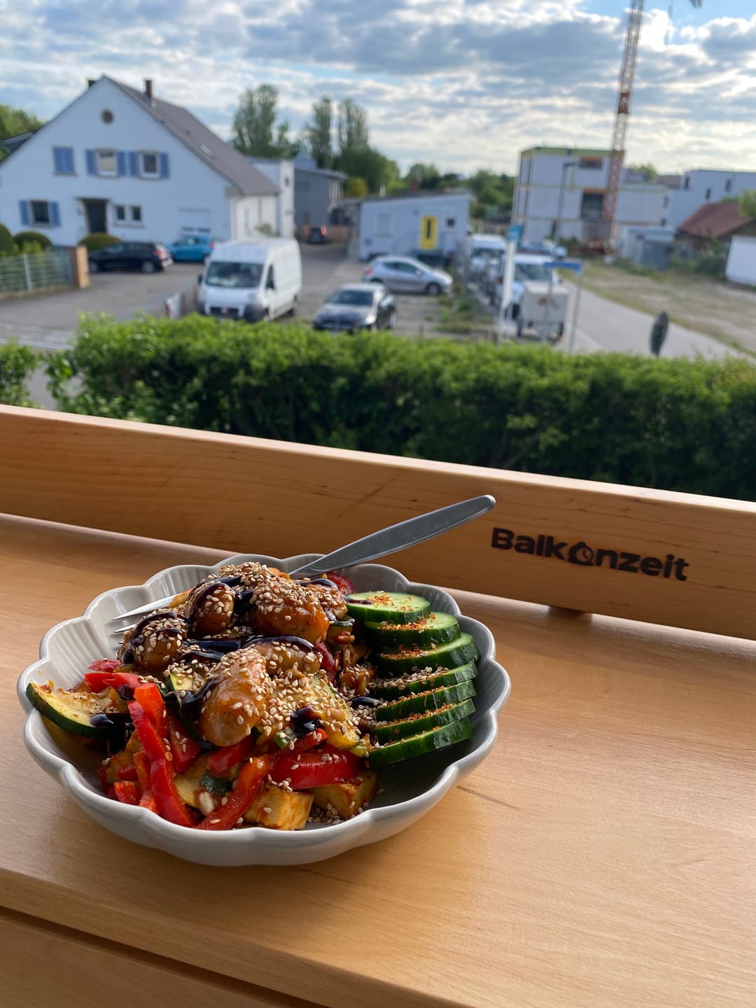 Customer photo review of Massivholz Balkongeländer-Tisch (inkl. gratis Schutzhülle)