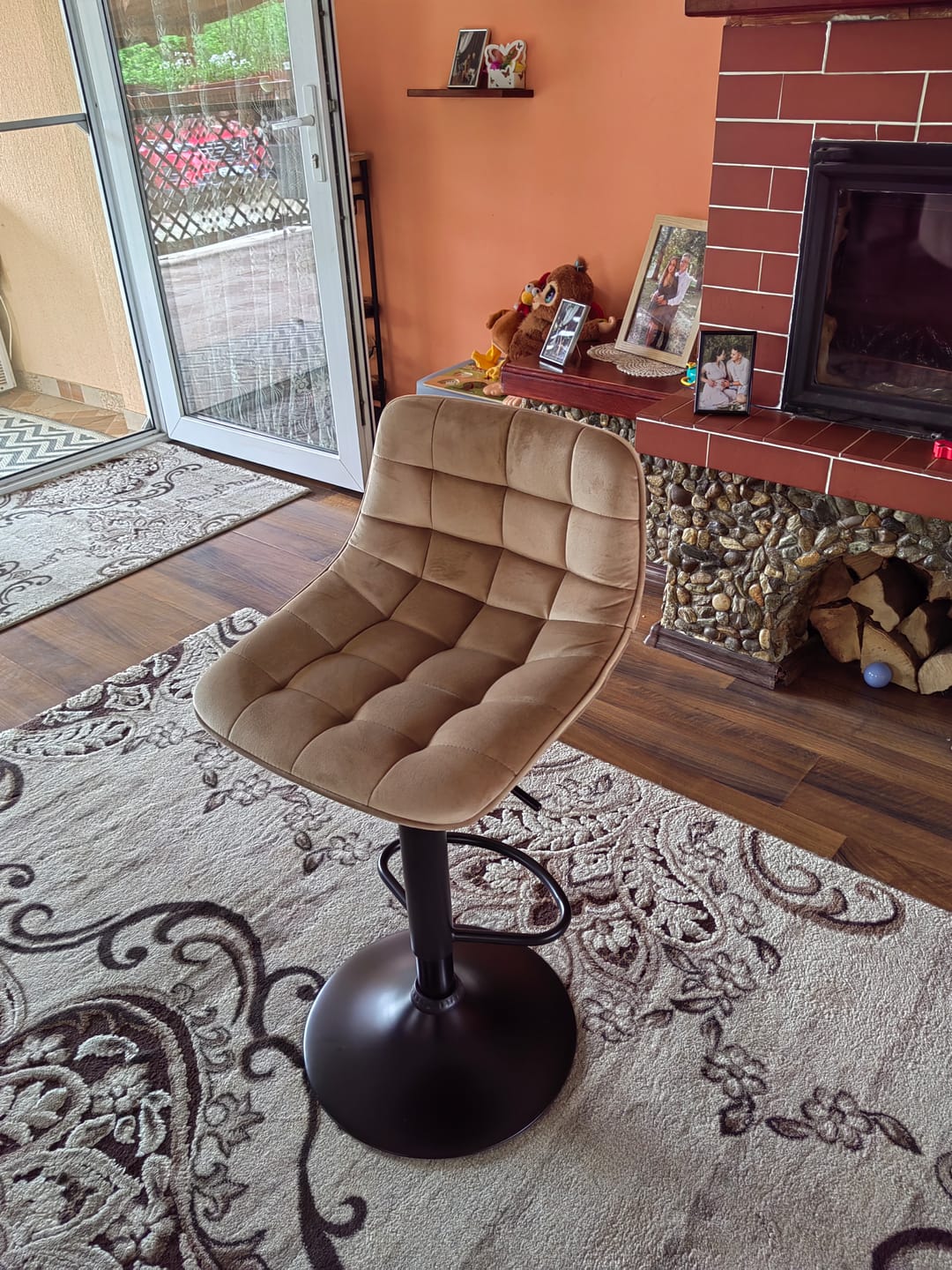 Customer photo review of Scaun bar H95, bej/negru, stofa catifelata/otel, 43x44x84/106 cm