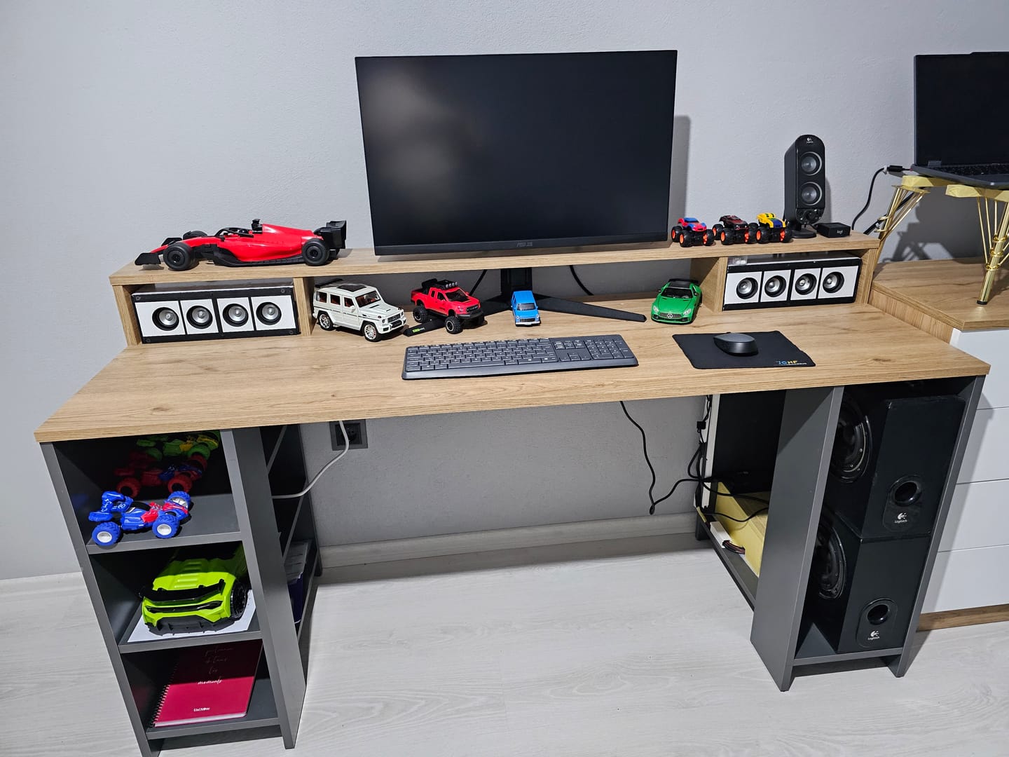 Customer photo review of Rani HA110 Raflı Oyuncu Bilgisayar Masası 160 Cm Çalışma Masası Sepet Ceviz - Antrasit