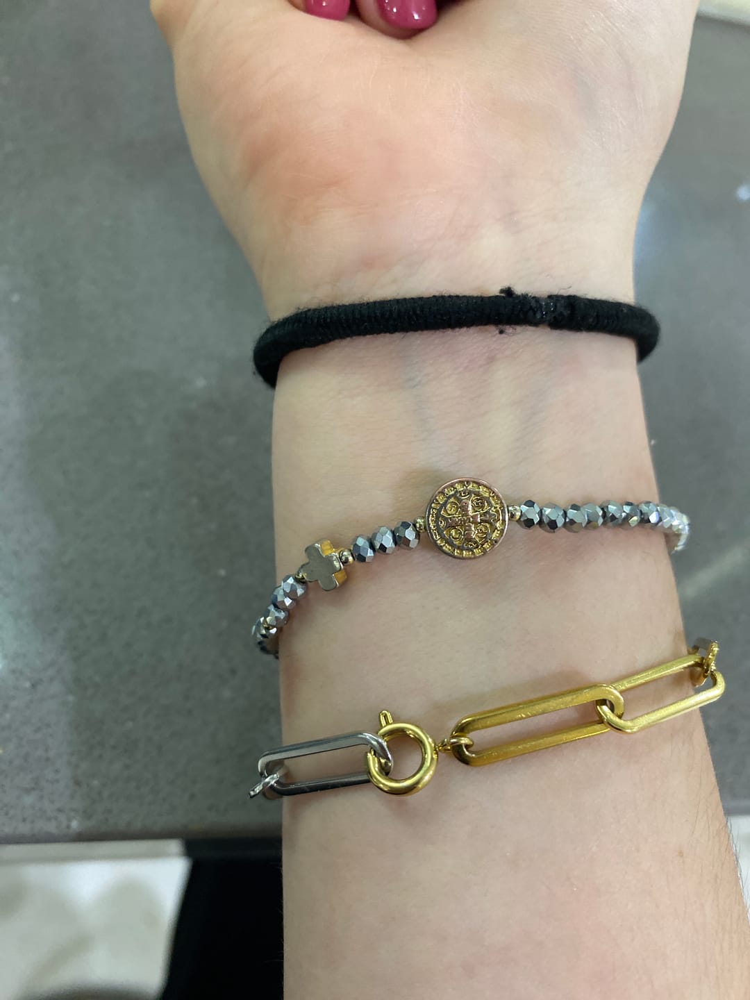 Customer photo review of Pulsera Piedras Con San Benito y Cruz
