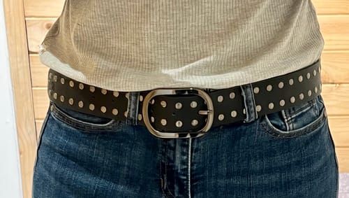 Customer photo review of Cinturón Tachas Black