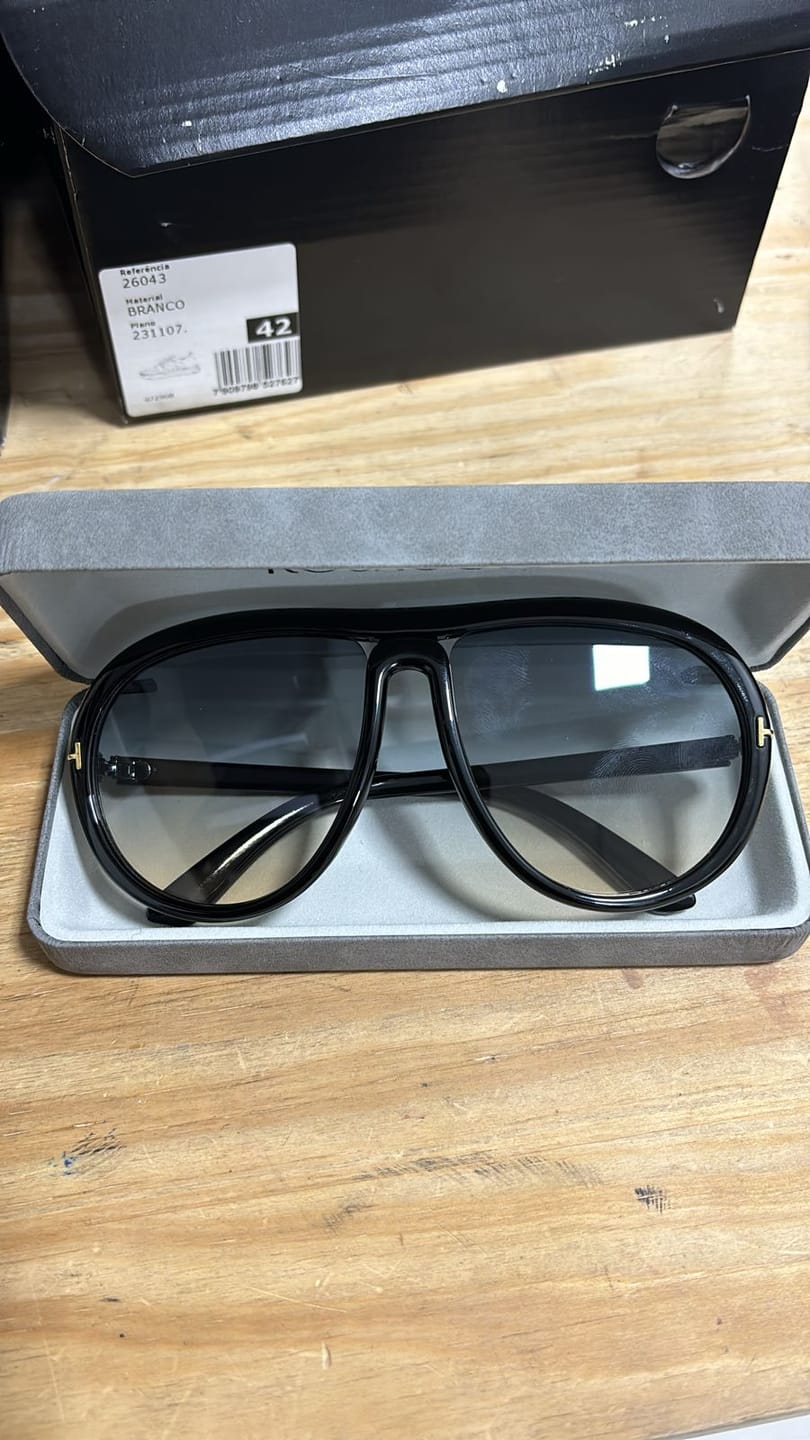 Customer photo review of Óculos Veneto