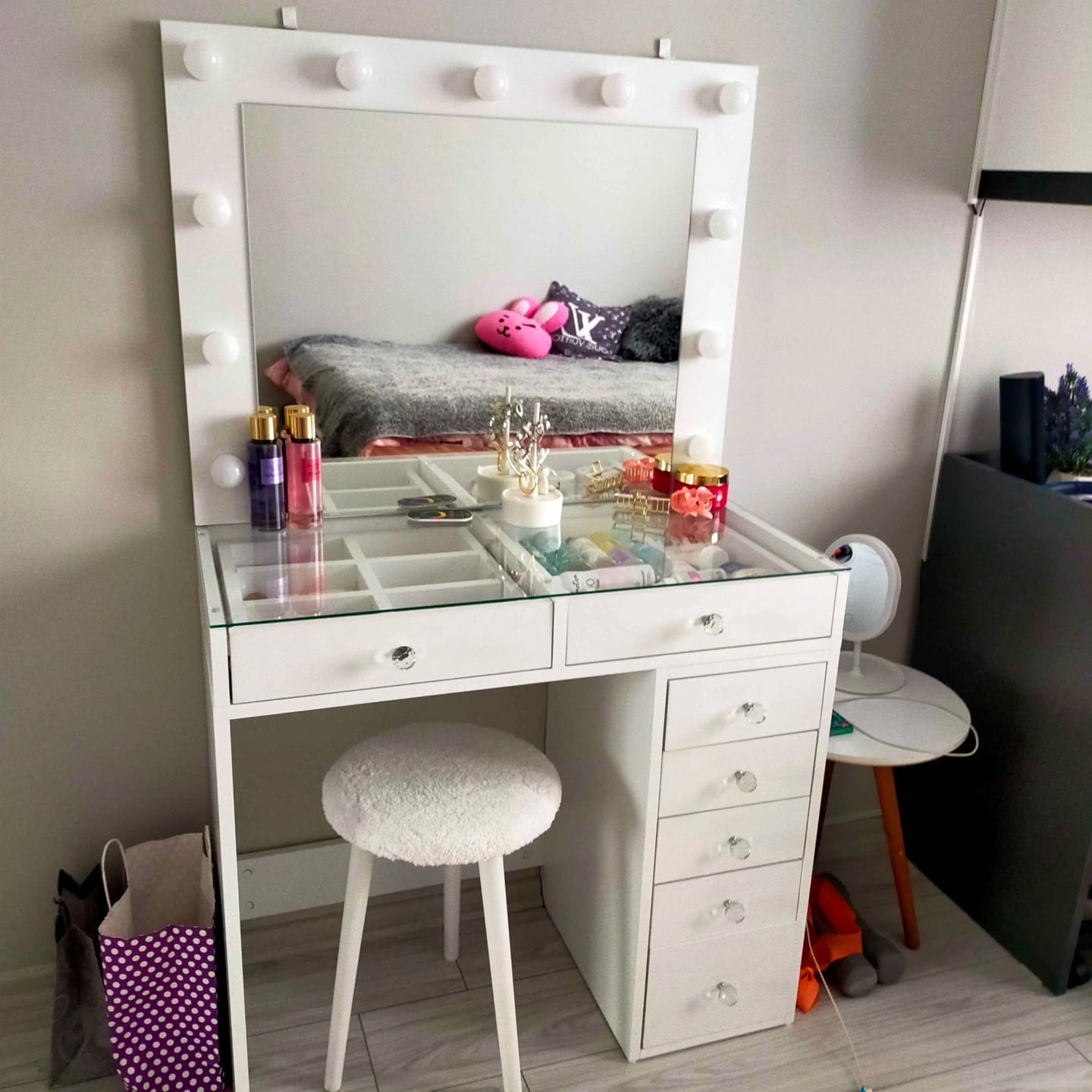 Customer photo review of Rani BJ117 Hollywood Işıklı Aynalı Kulis Makyaj Masası Cam Tablalı 7 Çekmeceli Takı Düzenleyici Beyaz