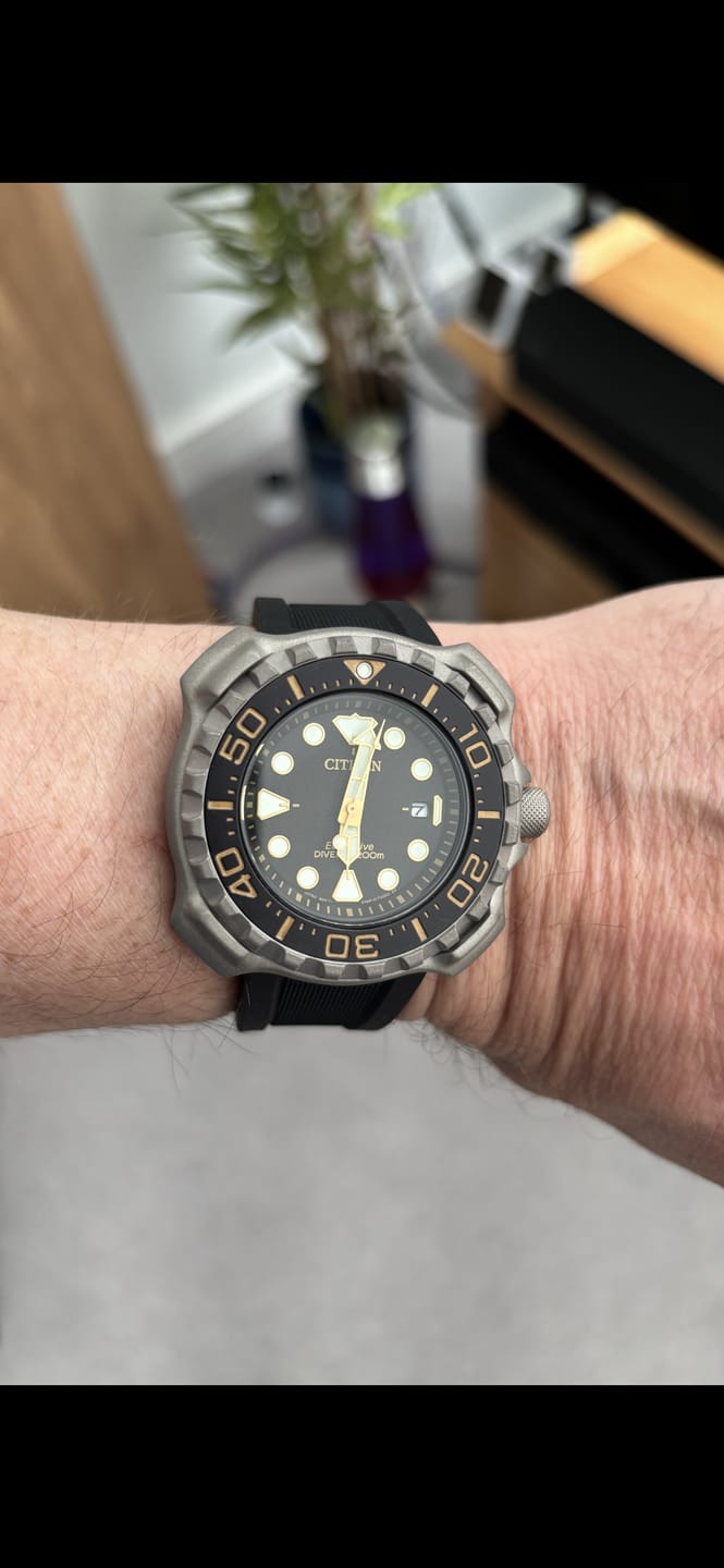 Customer photo review of Black Silicone Rubber Dive Watch Strap - 18mm 20mm 22mm 24mm - Premium Design with Knurled Diamond Pattern Strap - Black Buckle