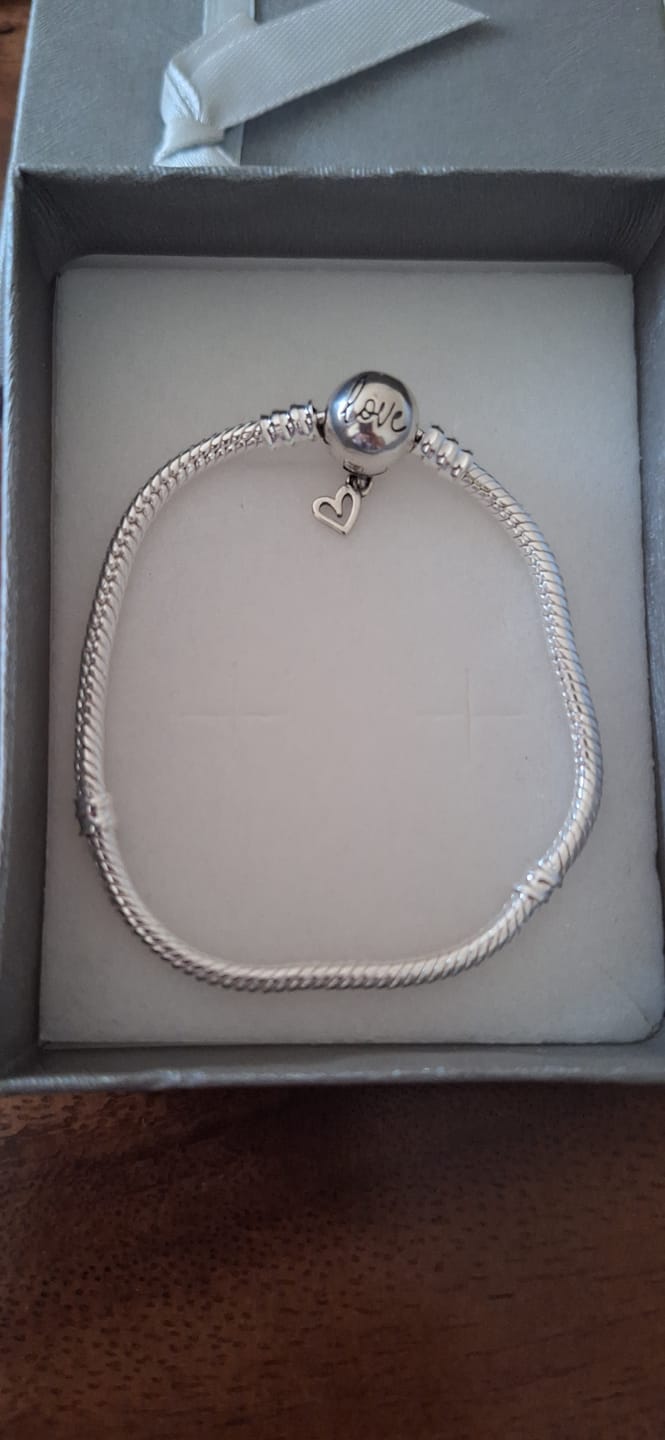 Customer photo review of Pulsera Esfera de Amor y Corazon