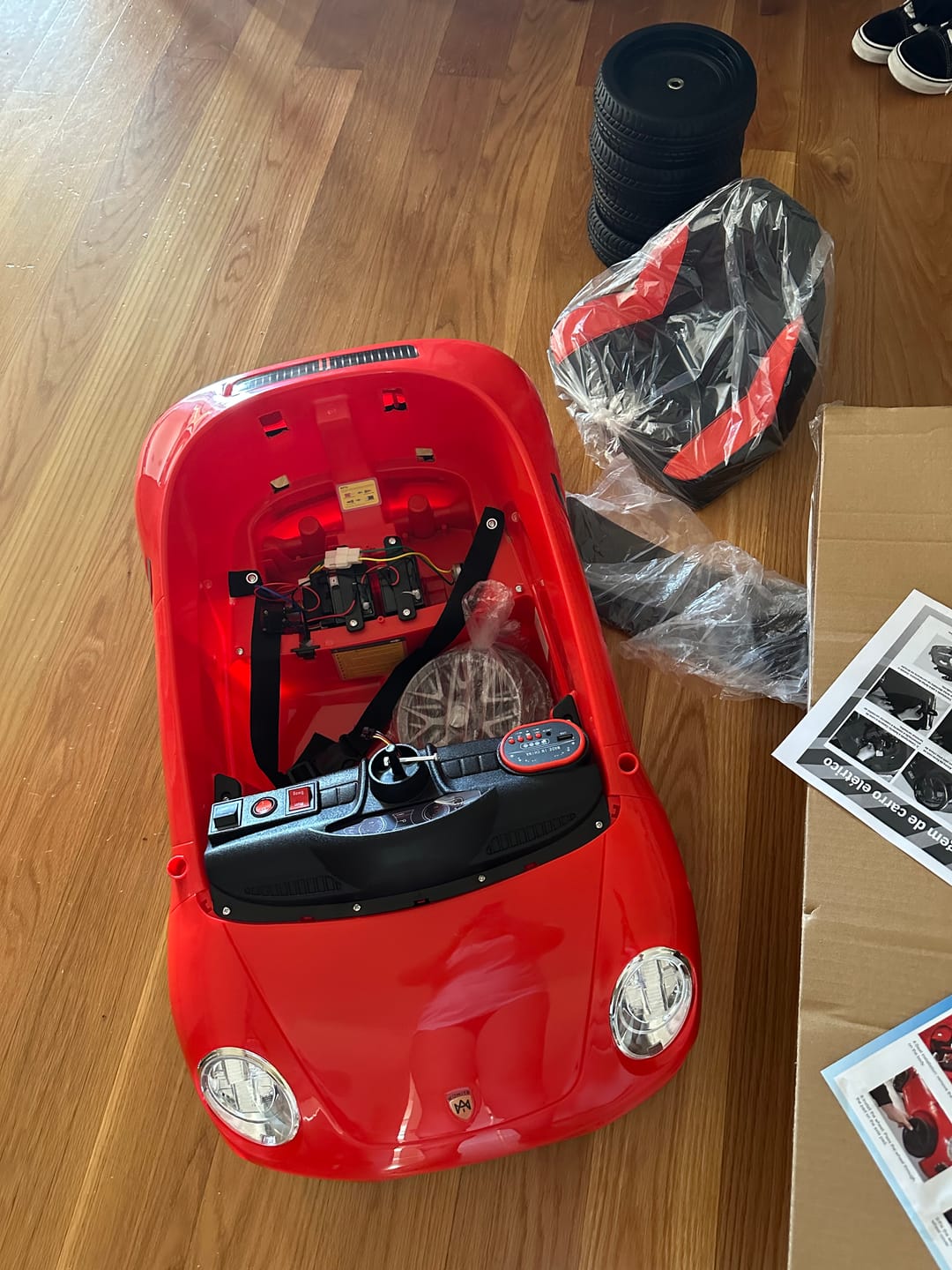 Customer photo review of Carro Elétrico para Criança FUNDRIVE 12v Vermelho c/ RODAS DE BORRACHA & ASSENTO EM PELE
