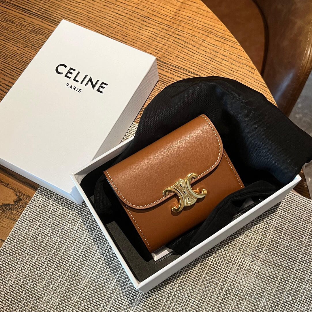Customer photo review of 【セリーヌ】大人気スモール フラップ トリオンフ 三折り財布