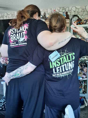 Customer photo review of ANSTALTSLEITUNG 24/7 IN ALARMBEREITSCHAFT Rückendruck | Premium Shirt Unisex