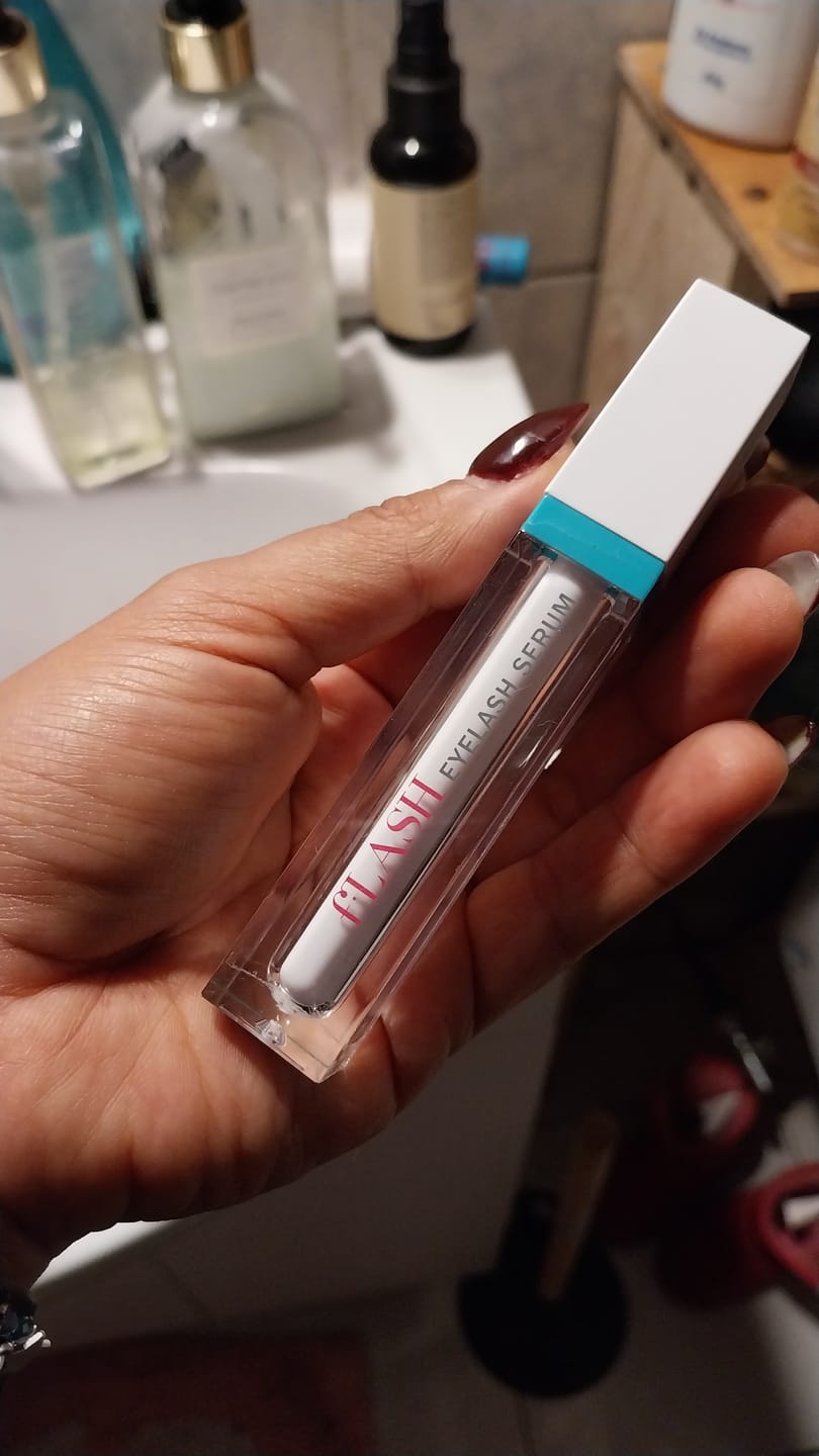 Customer photo review of Flash Serum Para Crecimiento de las Pestañas 2 ml