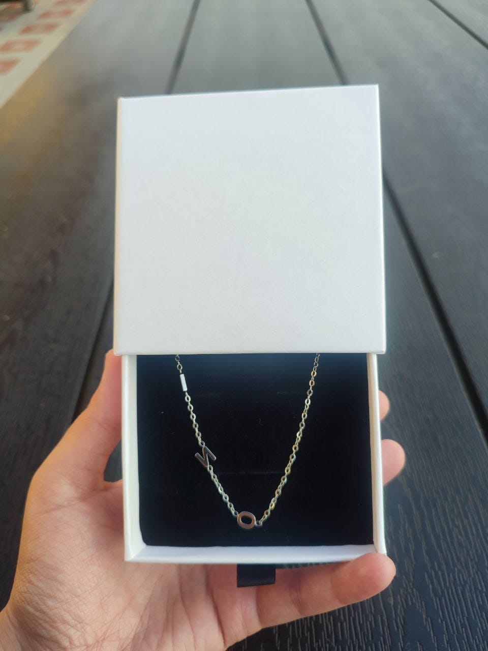 Customer photo review of Personalizovaný náhrdelník s ležatým iniciálem