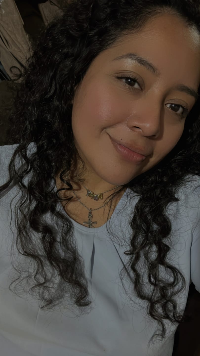 Customer photo review of Personaliza Tu Collar Con Inicial Mini Bubble Combinado