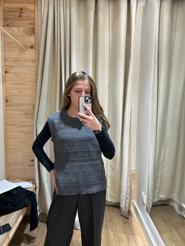 Customer photo review of Sweater Vest Trenzado Gray