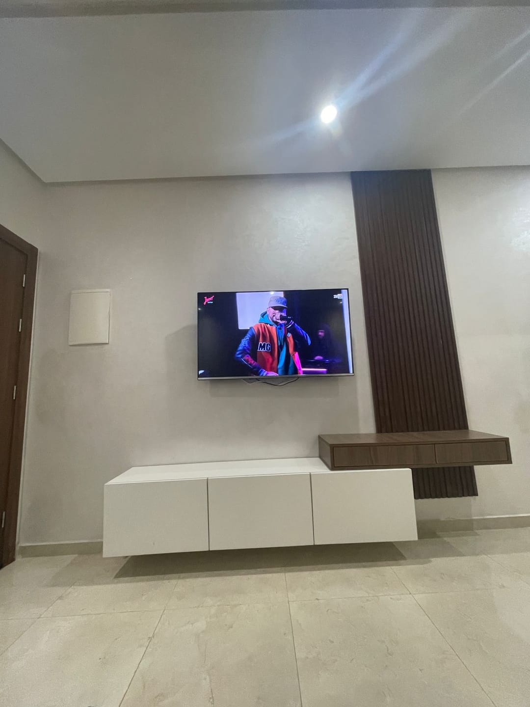 Customer photo review of Meuble Tv Namir Avec Revetement mural en Bois