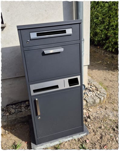 Customer photo review of AlbersDesign Stand-Paketbox PB1 Eisenglimmer (DB703) personalisiert mit Edelstahl-Schild