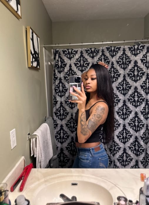 Customer photo review of MORE FACE 13x6 Lace Frontal Wig Preplucked Straight Human Hair Wigs With Baby Hair