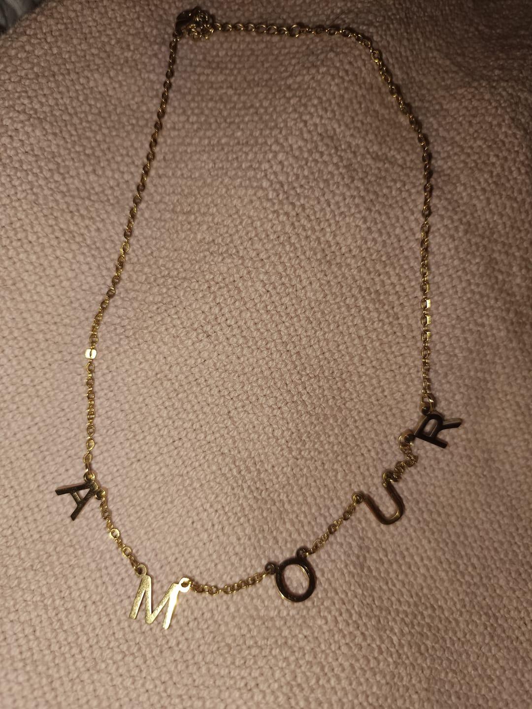 Customer photo review of Collier Choker Initiales Lettres Suspendues