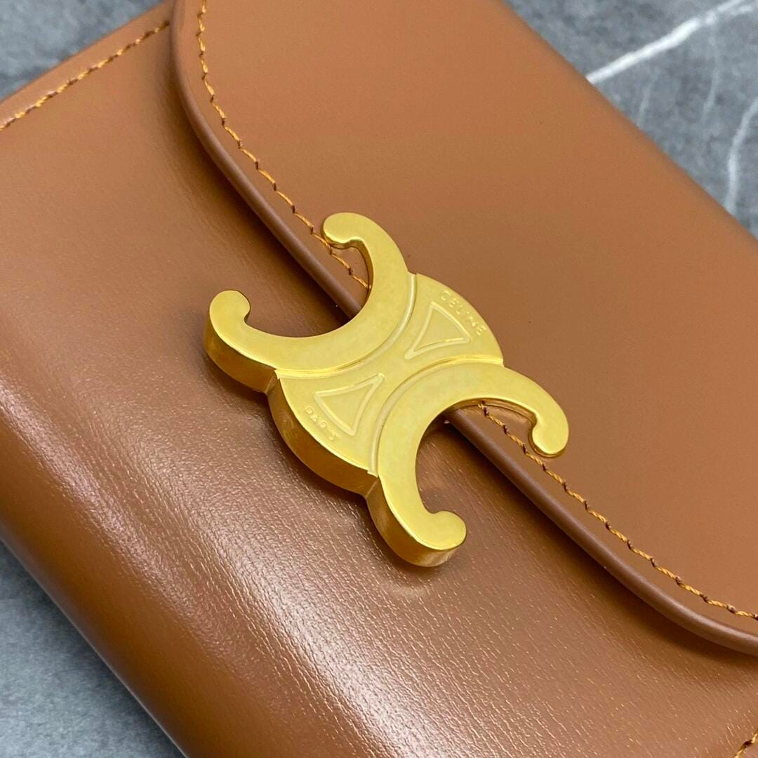 Customer photo review of 【セリーヌ】大人気スモール フラップ トリオンフ 三折り財布