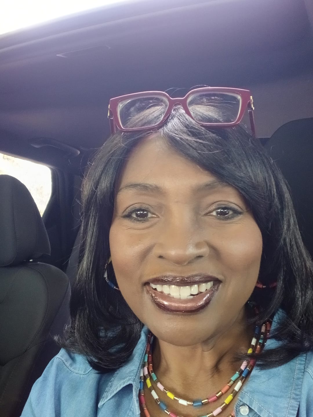 Customer photo review of Freetress Fullcap Band Wig NEW YORK GIRL