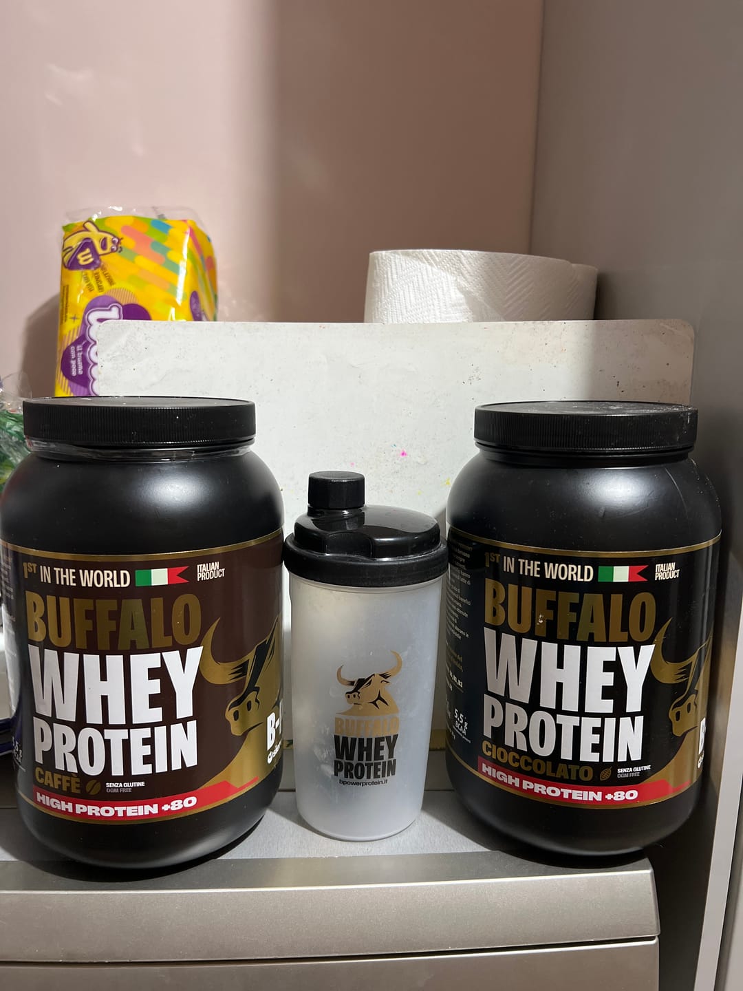 Customer photo review of Box Promo Caffè +80 Buffalo Whey - Barattolo di Proteine in Polvere da 1kg + Omaggio 1 Shaker, 2 Bustine Cioccolato e 2 Puro