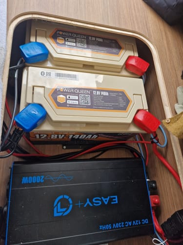 Customer photo review of Batterie LiFePO4 12V 140Ah H190 de Power Queen avec Bluetooth