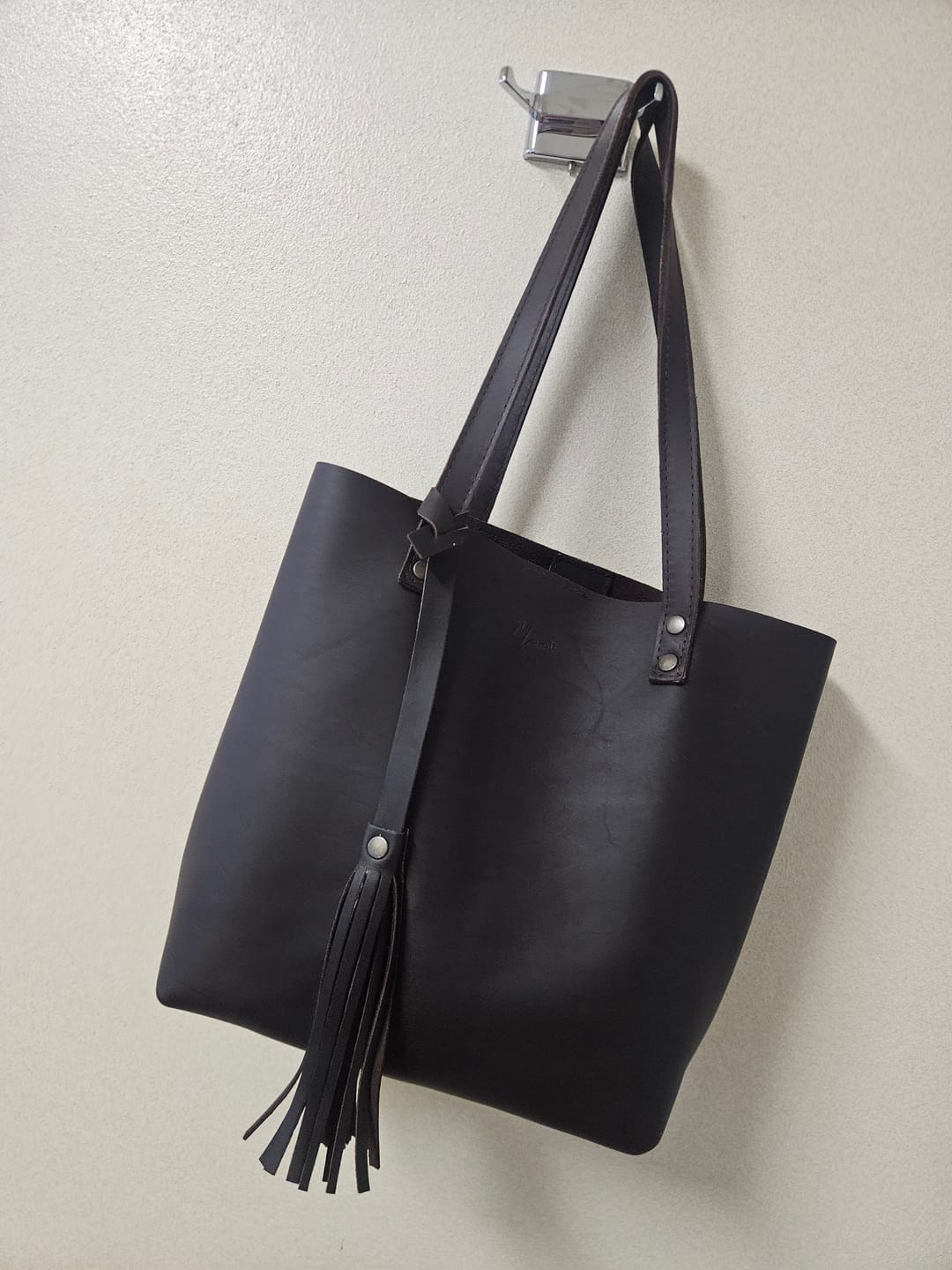 Customer photo review of Bolsa Dama Tote 100% Piel Con Cargador Magnético para smartphone (Crazy Café)