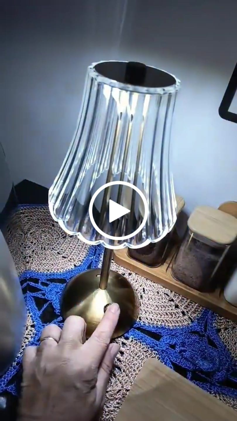 Customer video review of Luminária de Mesa Sem Fio Abajur