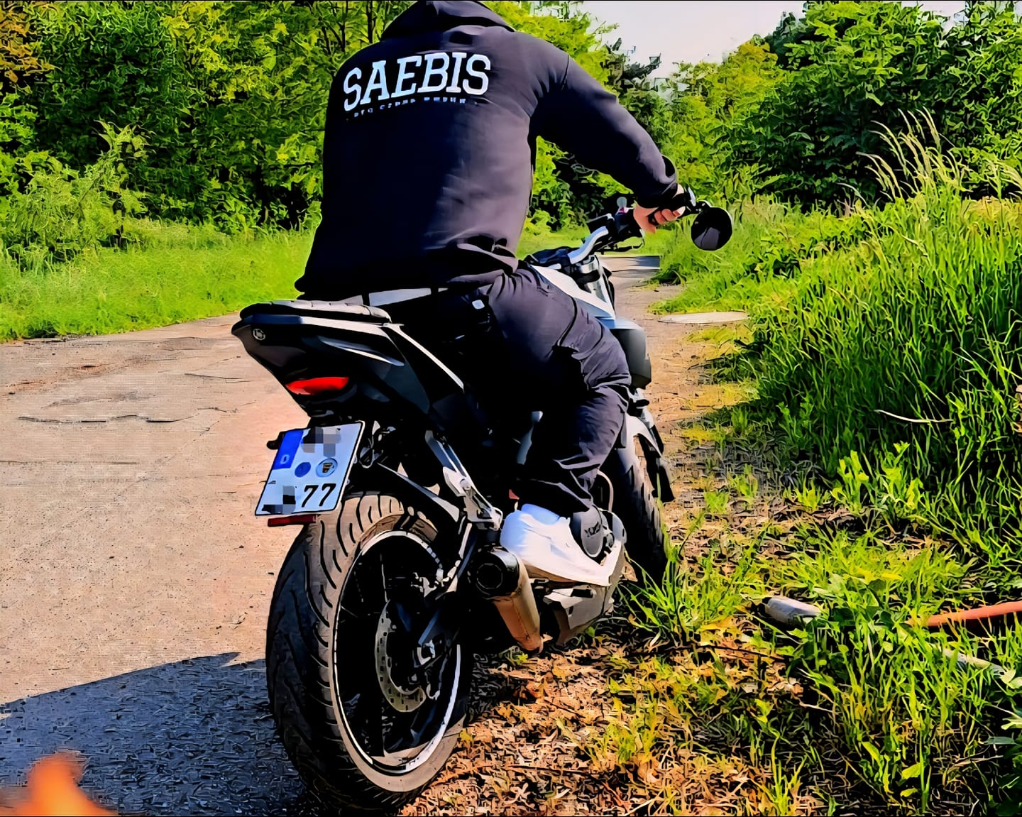 Customer photo review of Lifestyle Herren Zip Hoodie schwarz mit Stickerei by SAEBIS®