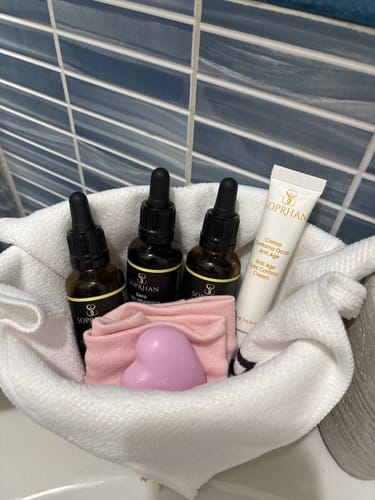 Customer photo review of Sieri Acido Ialuronico + Vitamina C + Bava di Lumaca - 3 al Prezzo di 1 (30ml per Siero)