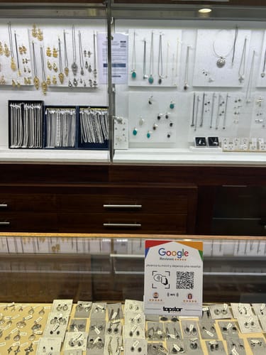 Customer photo review of Expositor Reseñas Google NFC y QR