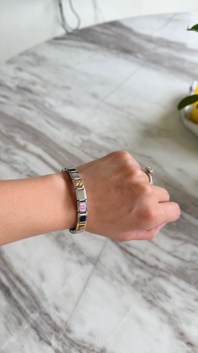 Customer photo review of Charm Inicial Rosa