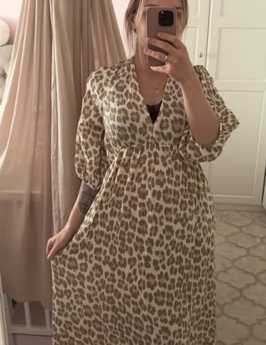 Customer photo review of Maila Musselin Kleid - Leo/Beige