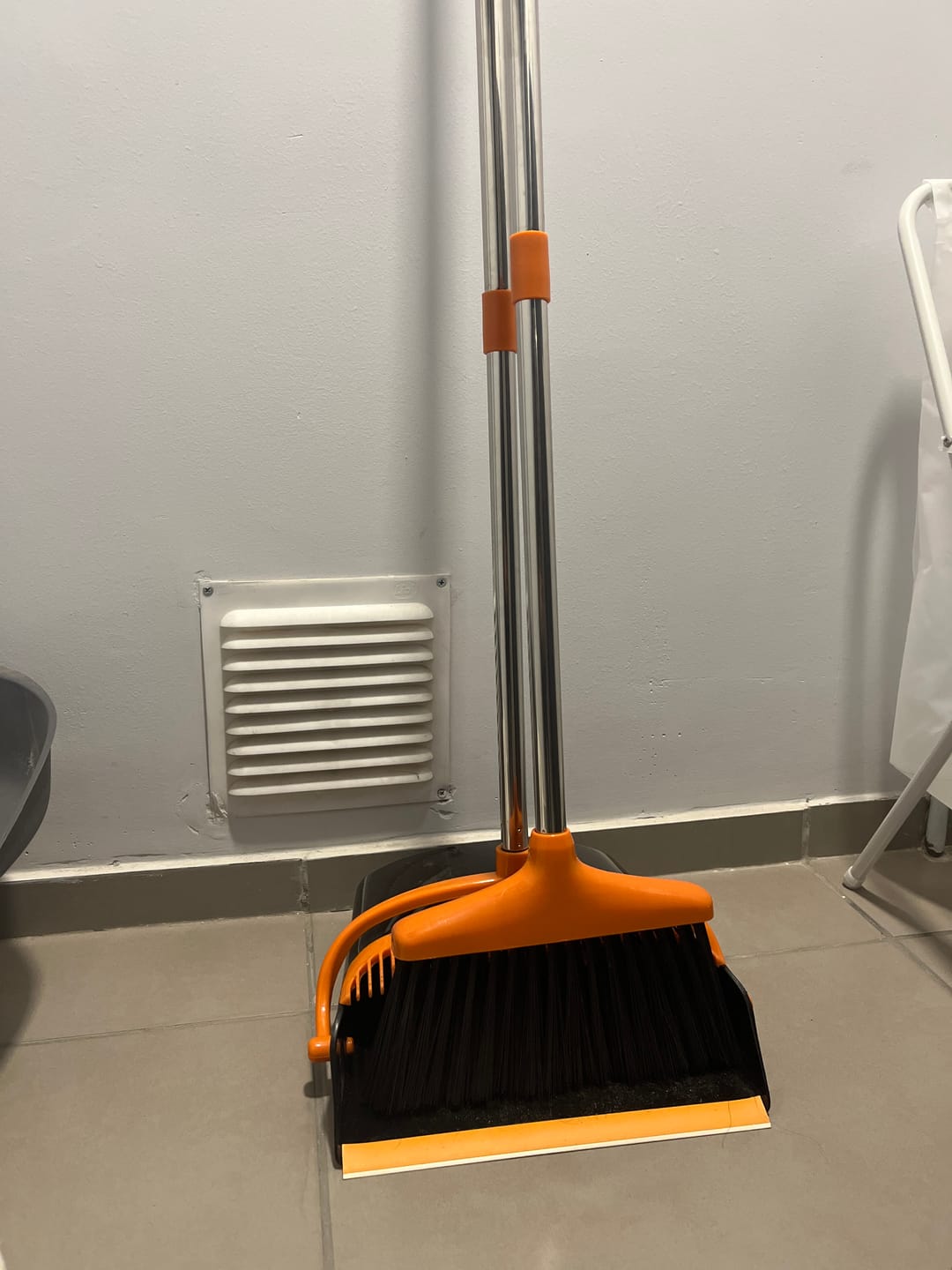 Customer photo review of Juego de Escoba y Recogedor para El Hogar Altura Ajustable Mango de Acero Inoxidable